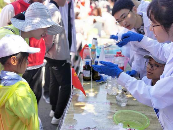 实验员制作实验