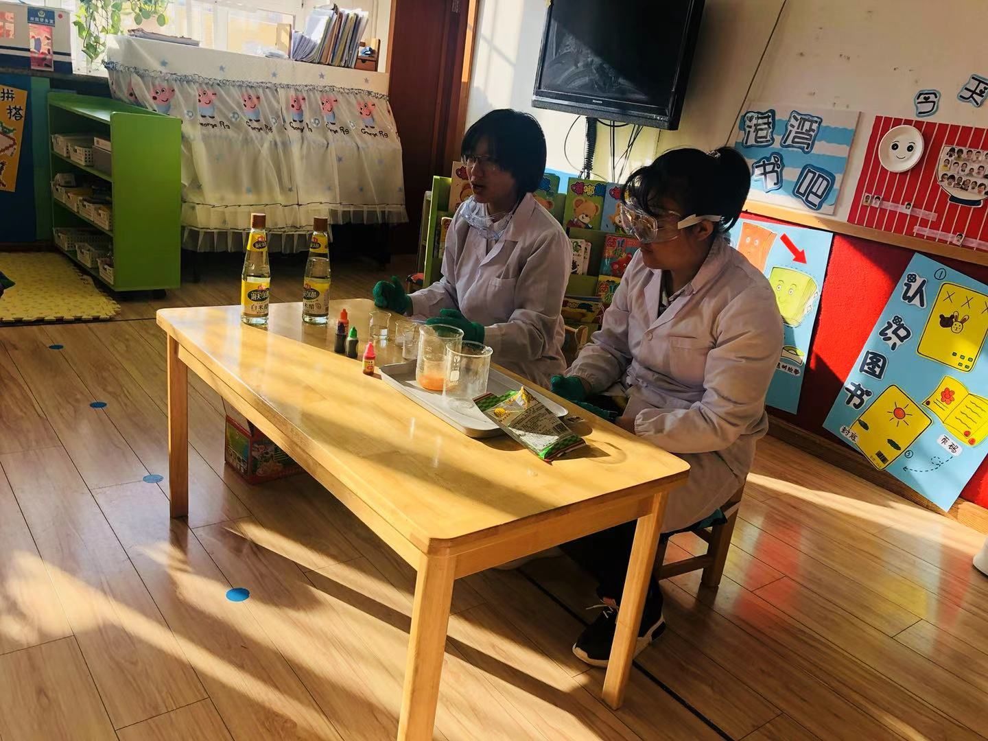 图一:志愿者讲解实验安全知识 图一:志愿者讲解实验安全知识