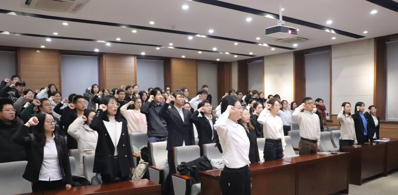 学院党委举行入党第一课暨新党员入党宣誓仪式