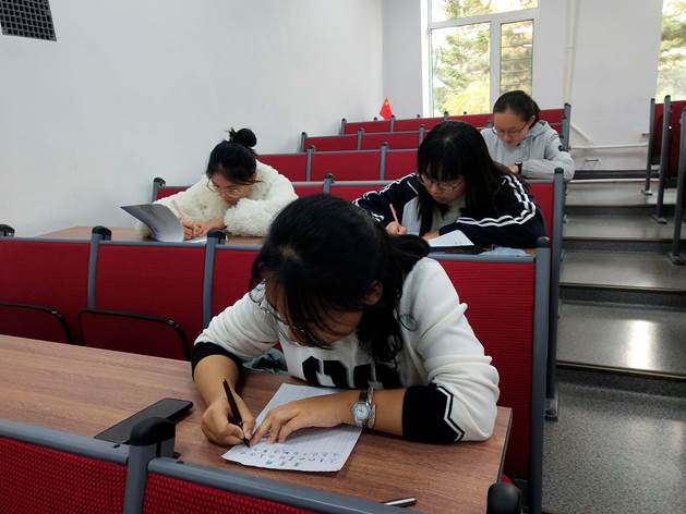 参赛选手正在书写钢笔字 参赛选手正在书写钢笔字