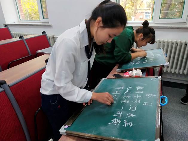 参赛选手正在书写粉笔字 参赛选手正在书写粉笔字