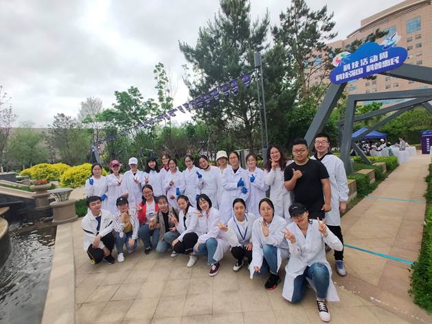 工作人员合影